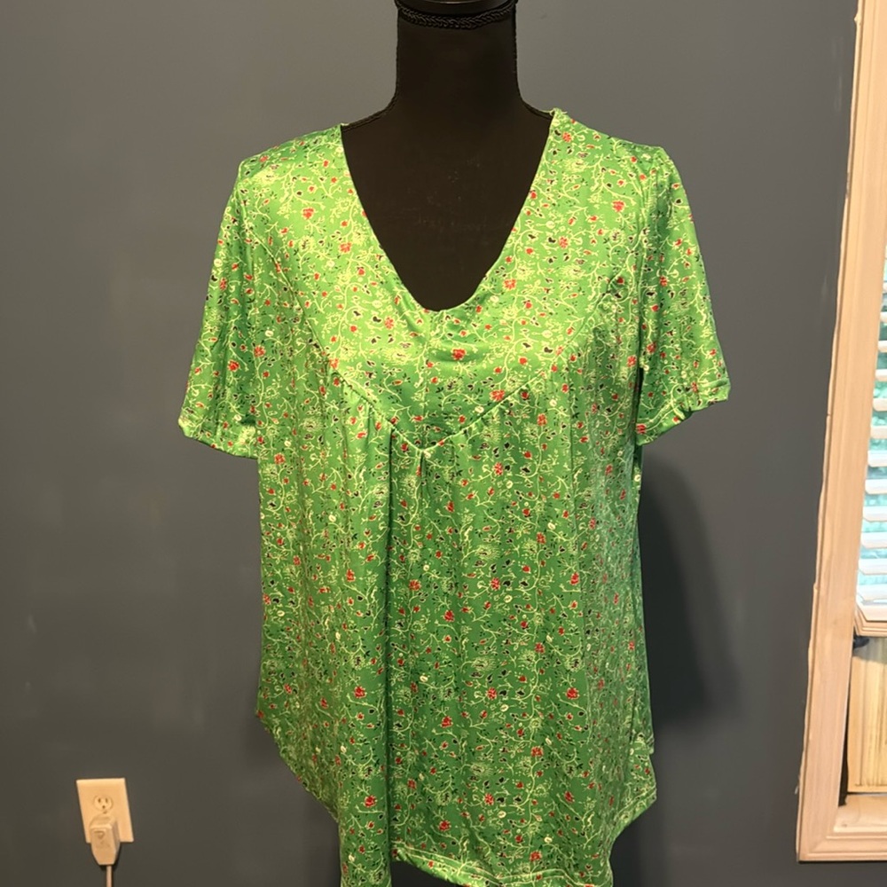 Item 03 NWOT Women’s Top Size L